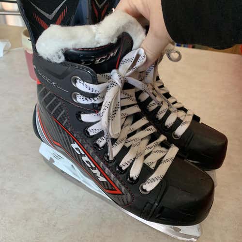 Junior CCM JetSpeed Shock Regular Width Size 2.5 Hockey Skates