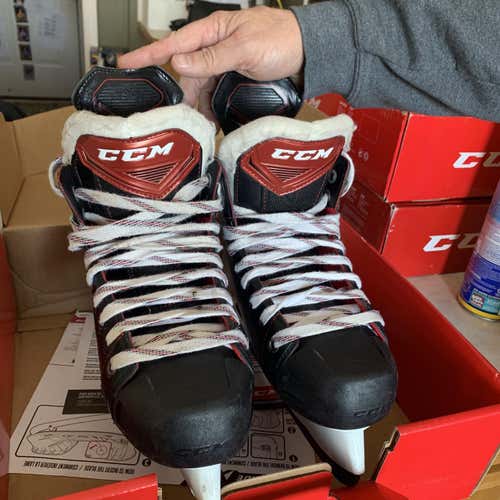 Junior CCM Regular Width Size 4.5 Hockey Skates