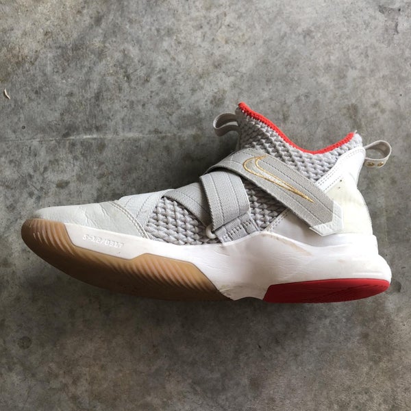 White Bike Zoom Basketball Shoes