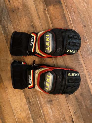 Black  Small / Medium Leki