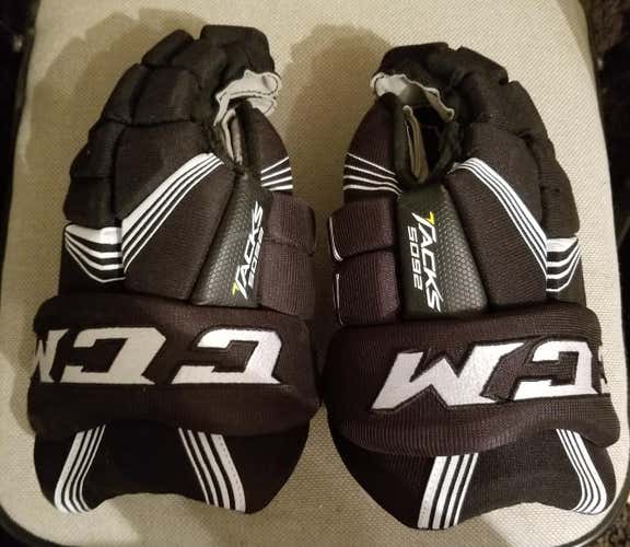 Black Used Junior CCM Tacks 5092 Gloves 12"