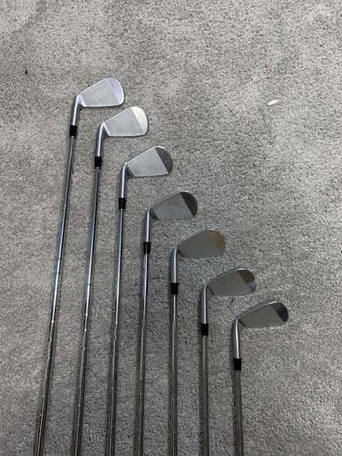 Used Srixon Right Handed Z585 Iron Set
