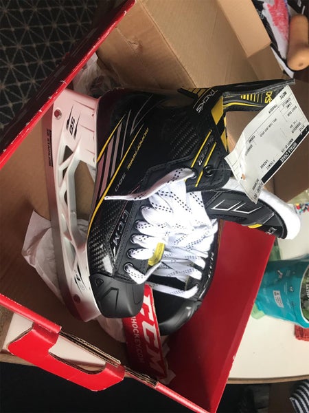 Senior CCM Super Tacks Regular Width Pro Stock Size 7.5 Hockey Skates