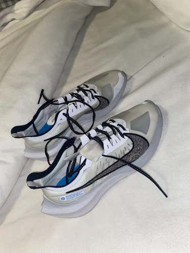 White Unisex Size 10 (Women's 11) Nike Shoes