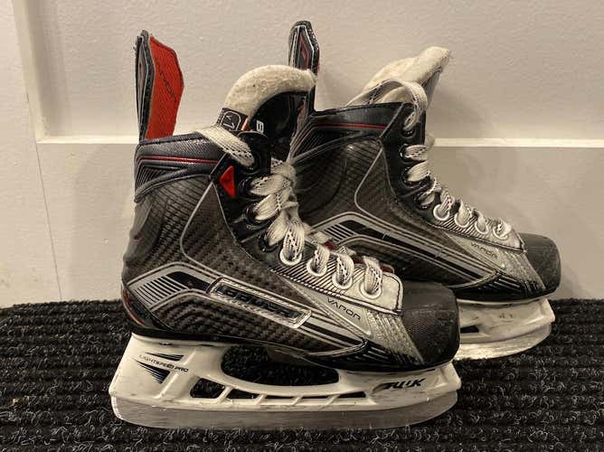 Youth Bauer Vapor X900 Regular Width  Size 11 Hockey Skates