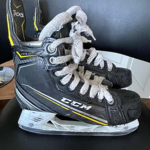 Junior CCM Tacks 9090 Regular Width Size 3 Hockey Skates
