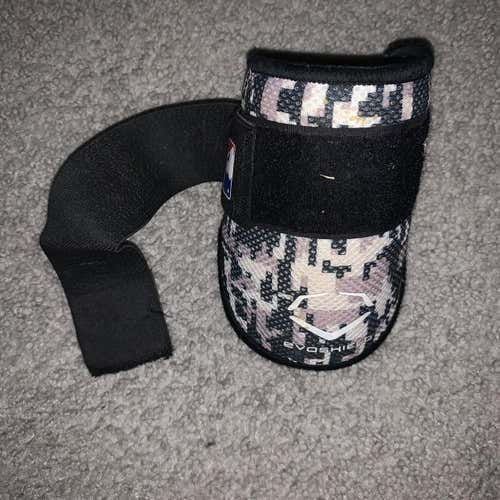 EvoShield Elbow Guard Black & EvoShield Elbow Guard DigiCam