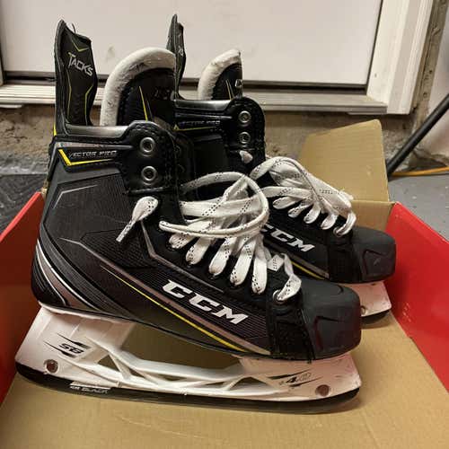 Senior CCM Tacks Vector Pro Extra Wide Width  Size 8 Hockey Skates