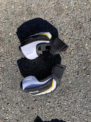 Junior Large CCM Tacks 2752  Elbow Pads