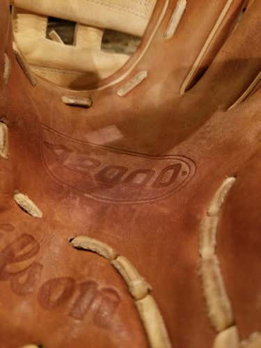 Brown A2000 infield High School/College Wilson Right Hand Throw Infield A2000 Baseball Glove 11.5"