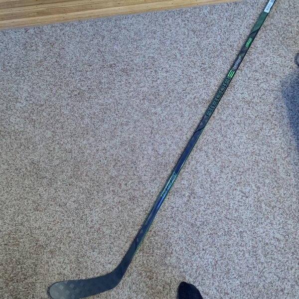 Senior Right Handed Trigger 5 Grip 85 Flex P28 Curve Hockey Stick
