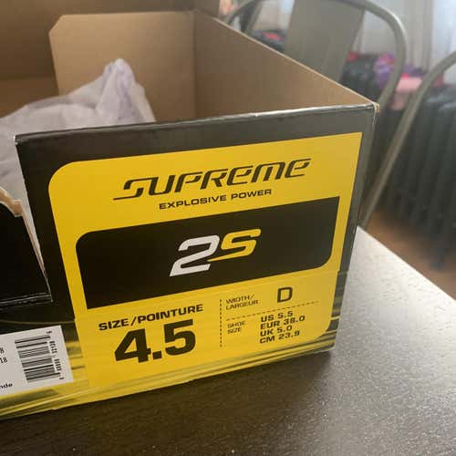 Junior Bauer Supreme 2S Regular Width Size 4.5 Hockey Skates