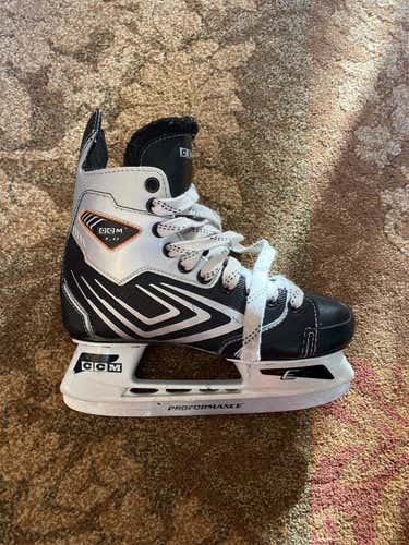 Junior CCM Regular Width Size 5 Hockey Skates