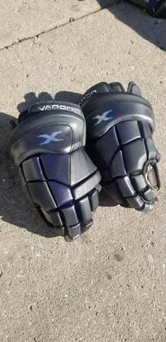 Black gently Used Senior Bauer Vapor X Gloves 15"
