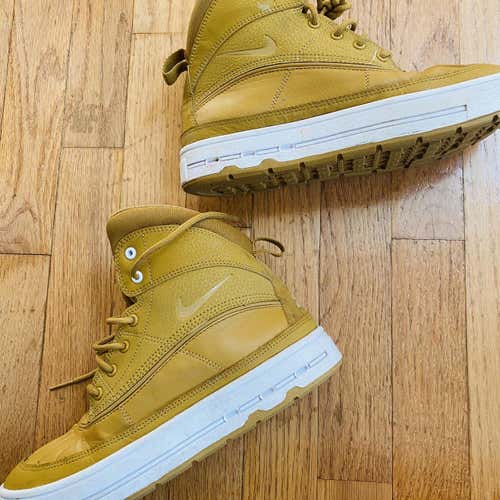 Like New Nike Woodside Hiking Boots, Size 5.5