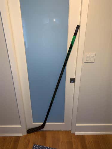 Senior RH Vapor ADV Mid Pattern Pro Stock Hockey Stick