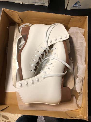 White New Jackson Size 6 Figure Skates