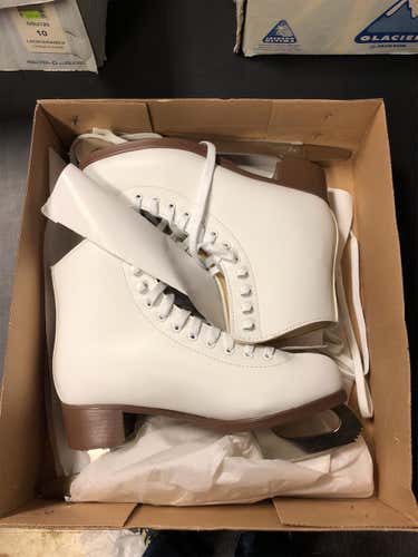 White New Jackson Size 7 Figure Skates