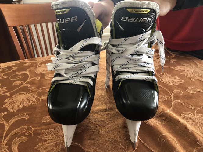 Used Junior Bauer Supreme 3S Goalie Skates Regular Width Size 6, excellent conditions