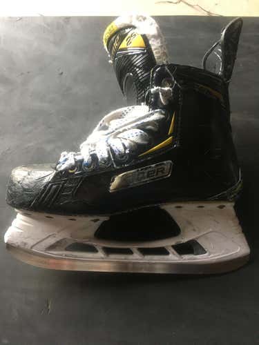 Used Junior Bauer Supreme 2S Hockey Skates Regular Width Size 6