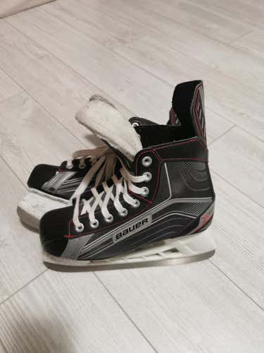 Used Junior Bauer Vapor X200 Hockey Skates Regular Width Size 5