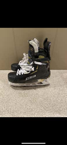 Senior Bauer Supreme 2S Pro Regular Width  Size 7.5 Hockey Skates