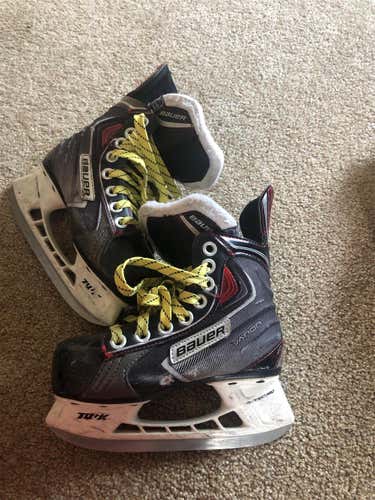 Youth Bauer X40 Regular Width  Size 11 Hockey Skates