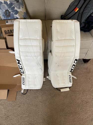 White LIKE NEW  Senior 33" CCM Extreme Flex lll Goalie Leg Pads
