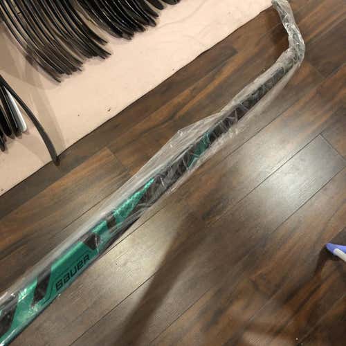New Junior RH Bauer Green Vapor FlyLite P28 Hockey Stick 50 Flex