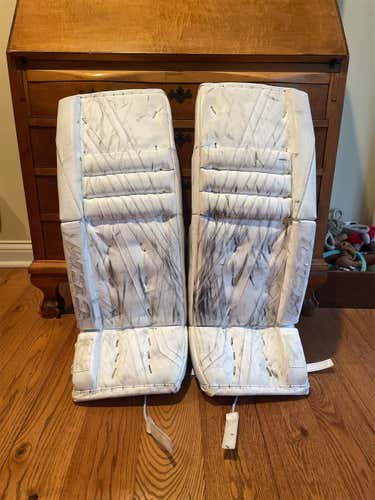 Red Intermediate 32" CCM Extreme flex 4.9 Goalie Leg Pads