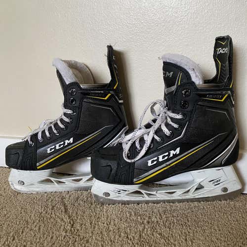 Junior CCM Tacks 9080 Regular Width  Size 4.5 Hockey Skates