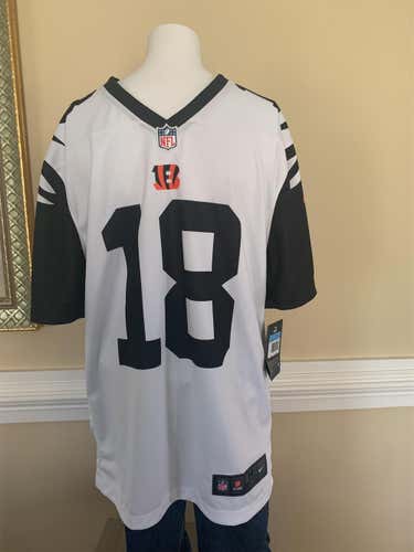 White Adult Medium Nike NWT