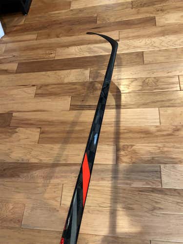 New Right Handed Vapor FlyLite Hockey Stick 70 Flex P28