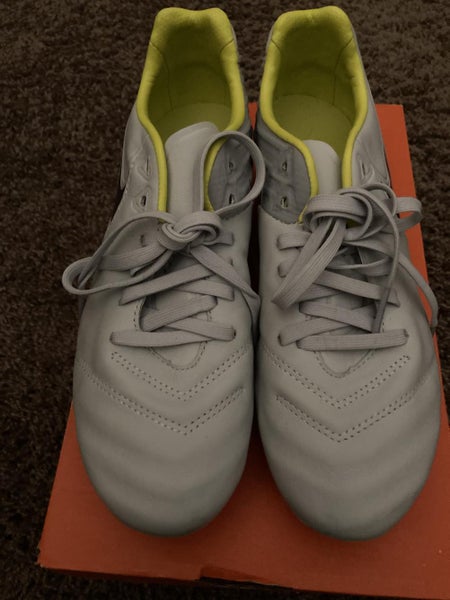 Gray New Adult Women's Size 6.0 (Women's 7.0) Molded Cleats Nike Cleats