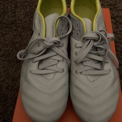 Gray New Adult Women's Size 6.0 (Women's 7.0) Molded Cleats Nike Cleats