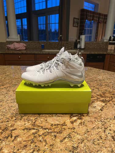 White Men's Molded Cleats Low Cut