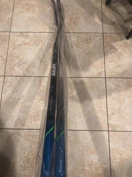 * 2 Pack* Senior Right Handed Nexus Geo Hockey Stick