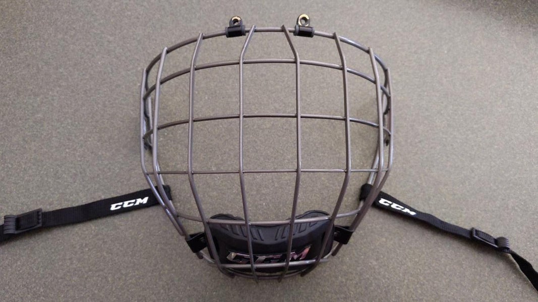Used Medium CCM FM500 cage - gray