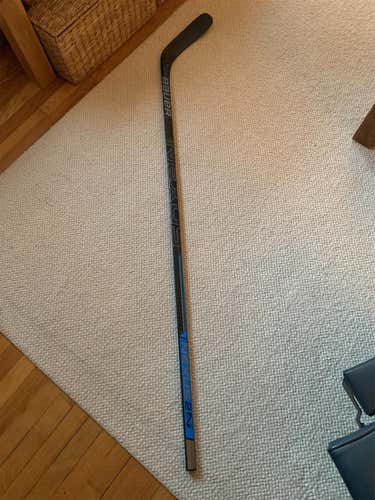 Senior Right Handed Nexus 2N Mid Pattern Hockey Stick