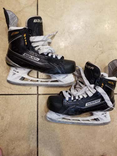 Used Junior Bauer Supreme MX3 Hockey Skates Regular Width Size 4.5