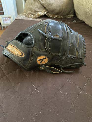 Kelley black pitcher’s glove