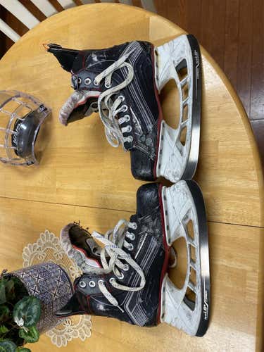 Senior Bauer Vapor X500 Regular Width  Size 8 Hockey Skates