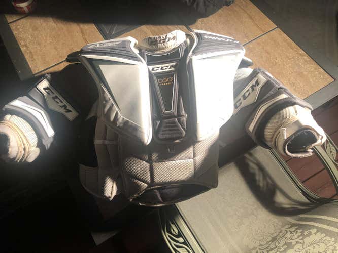 Senior Used Medium CCM Extreme Flex Shield II Goalie Chest Protector