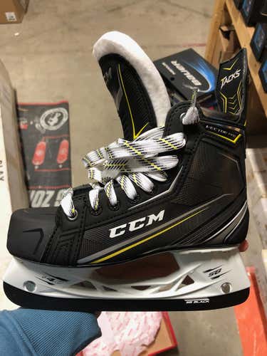 New Junior CCM Tacks Vector Pro Hockey Skates Regular Width Size 5