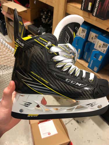 New Junior CCM Super Tacks Hockey Skates Regular Width Size 5