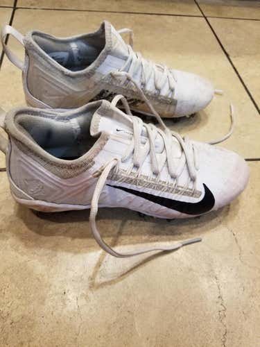 White Used Adult Men's Size 6.5 (Women's 7.5) Molded Cleats Nike Low Cut