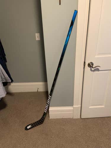 Nexus GEO, P28 Curve, Right Hand, 70 Flex, Senior