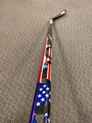 Intermediate Right Handed Vapor FlyLite P28 65 Flex Hockey Stick