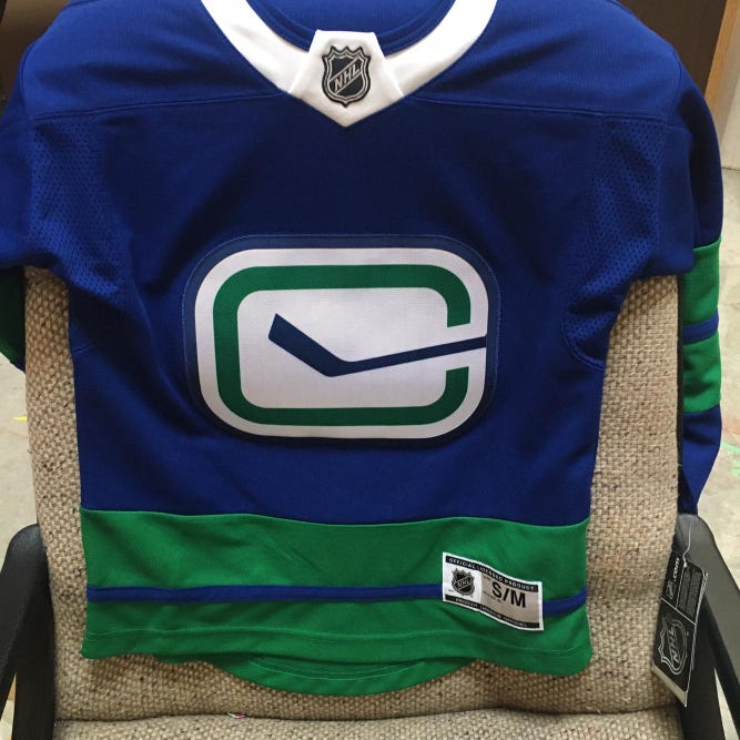 Vancouver Canucks Youth Small / Medium 3rd Jersey-NWT