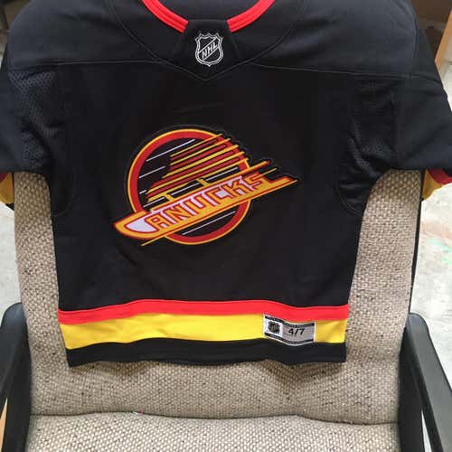 Vancouver Canucks Skate Child Aged 4-7 Jersey-NWT